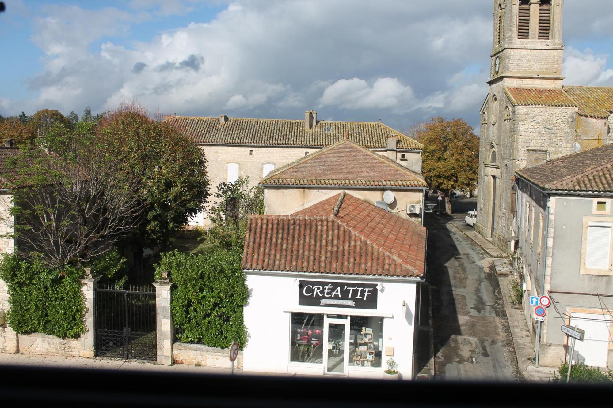 Logis Hotels- Auberge De La Tour - Hotel Et Restaurant Sauzet  Bagian luar foto